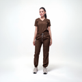 SCRUB MÉDICO CUELLO V CON PANTALÓN – CAFÉ
