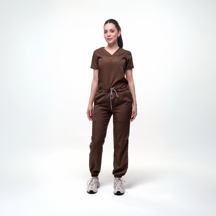 SCRUB MÉDICO CUELLO V CON PANTALÓN – CAFÉ