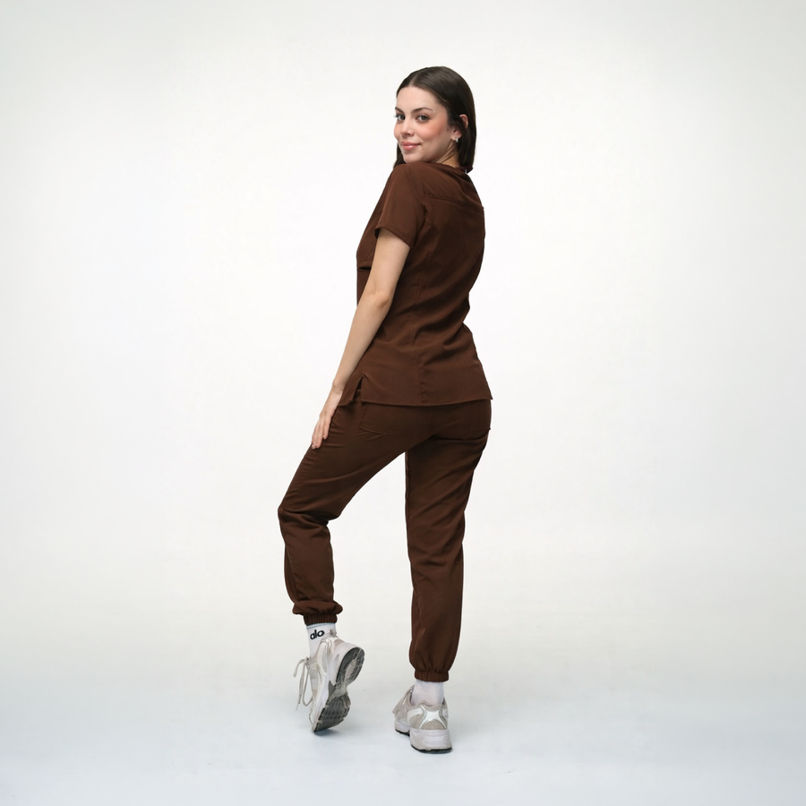 SCRUB MÉDICO CUELLO V CON PANTALÓN – CAFÉ